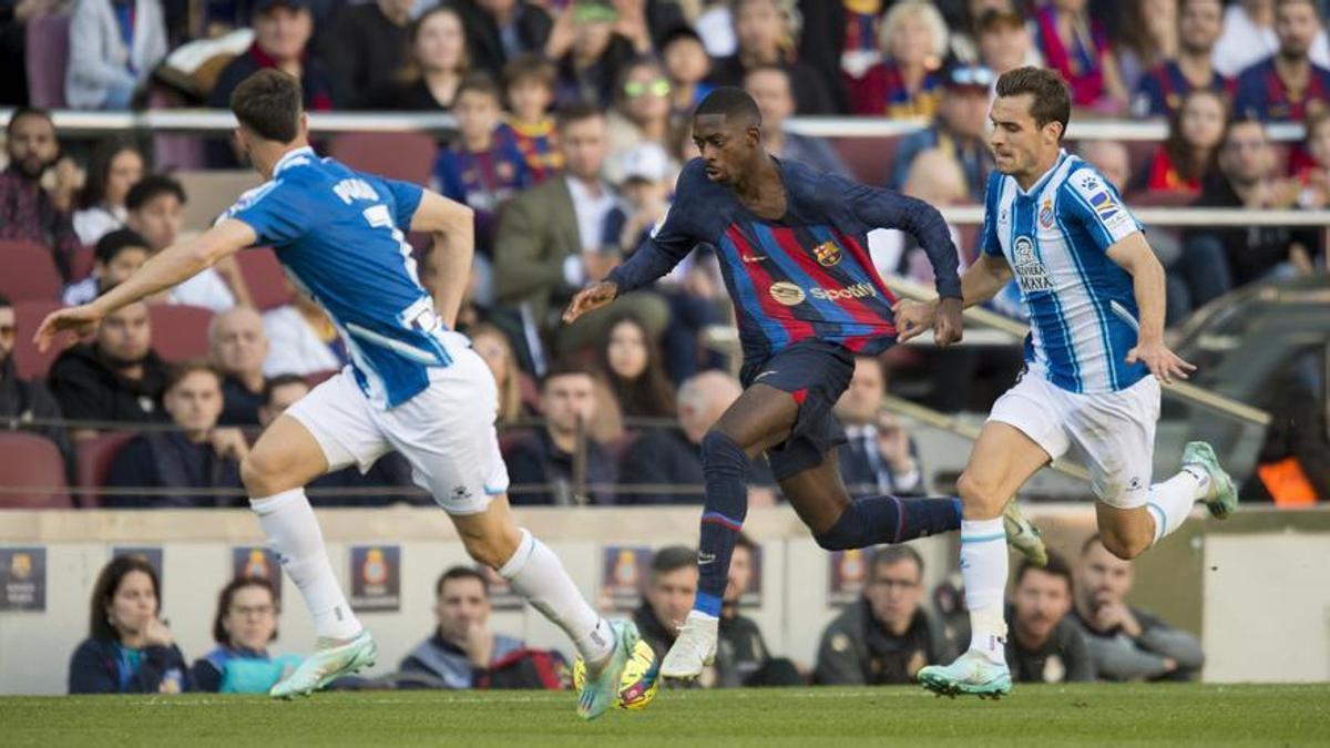 Dembélé es agarrado por Brian Oliván durante el derbi del Camp Nou.