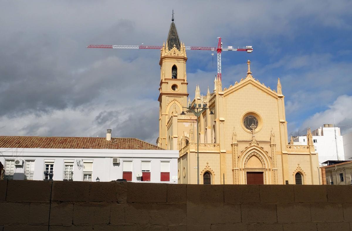 Un grúa tras la iglesia de San Pablo de la Trinidad
