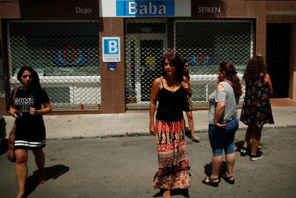 Allegados a los fallecidos se han reunido en la sede del centro Baba del municipio para rendirles un homenaje improvisado.