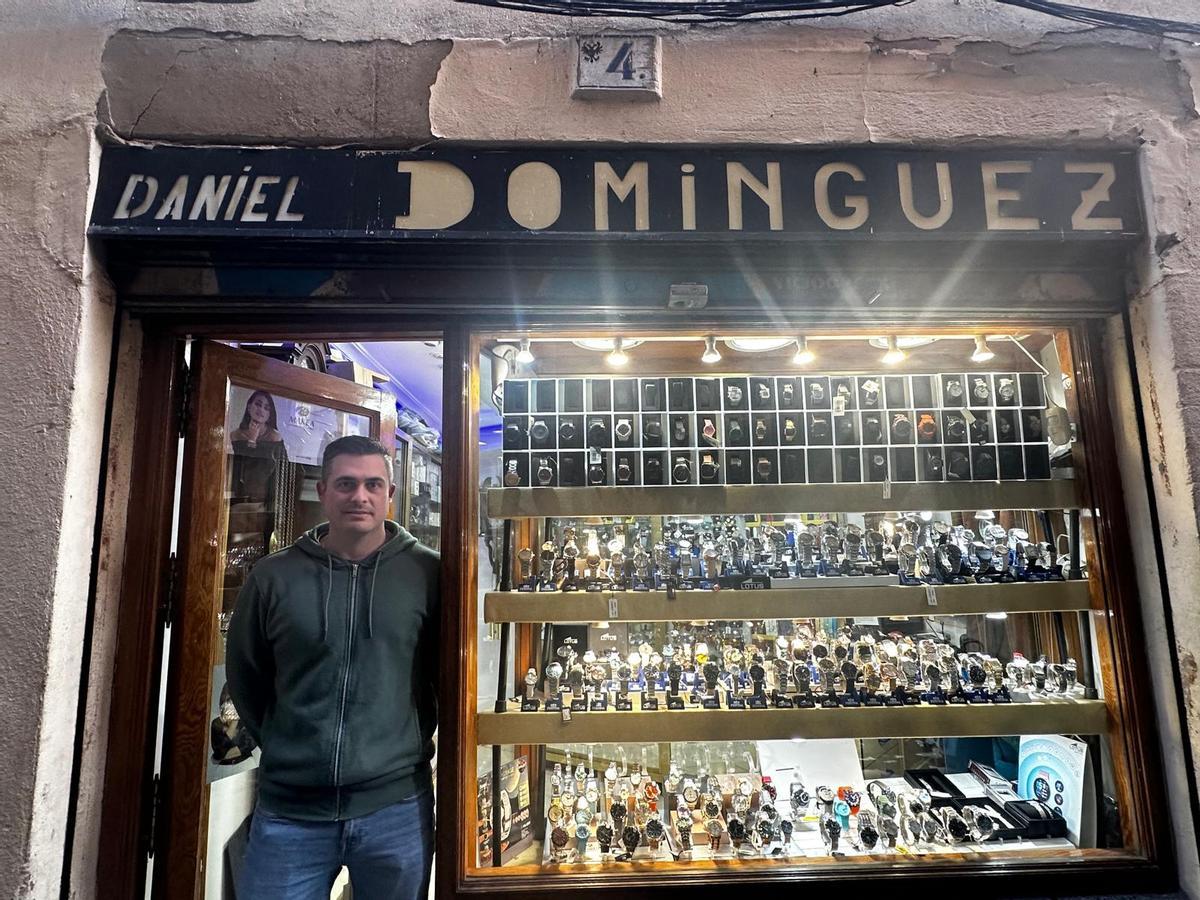 Daniel Domínguez, cuarta generación de relojeros y dueño de la Relojería Domínguez del Casco Histórico de Toledo