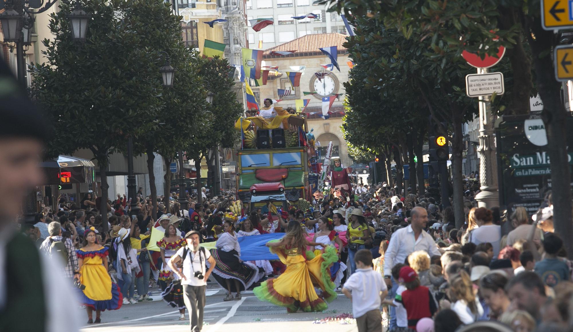 En Imágenes: El Desfile del Día de América llena las calles de Oviedo en una tarde veraniega