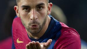 Ferran Torres mira a càmera i celebra el seu gol a l’Osasuna a Montjuïc. | JORDI COTRINA