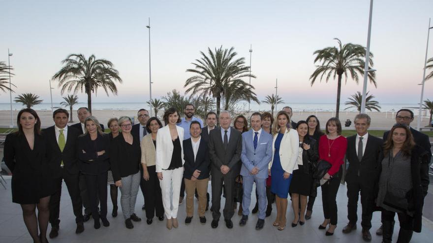 Los empresarios premiados en la gala del miércoles, junto a la alcaldesa de Gandia, Diana Morant.