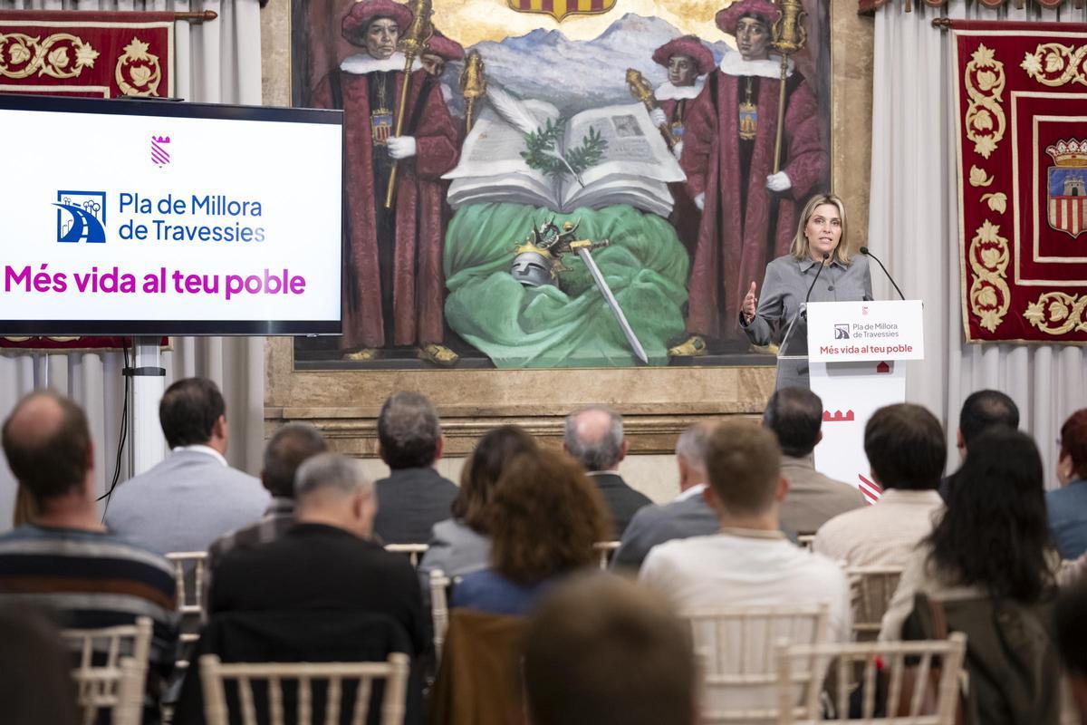 La presidenta de la Diputación de Castellón presentando el Plan de Mejora de Travesías en el Salón de Recepciones del Palacio Provincial.