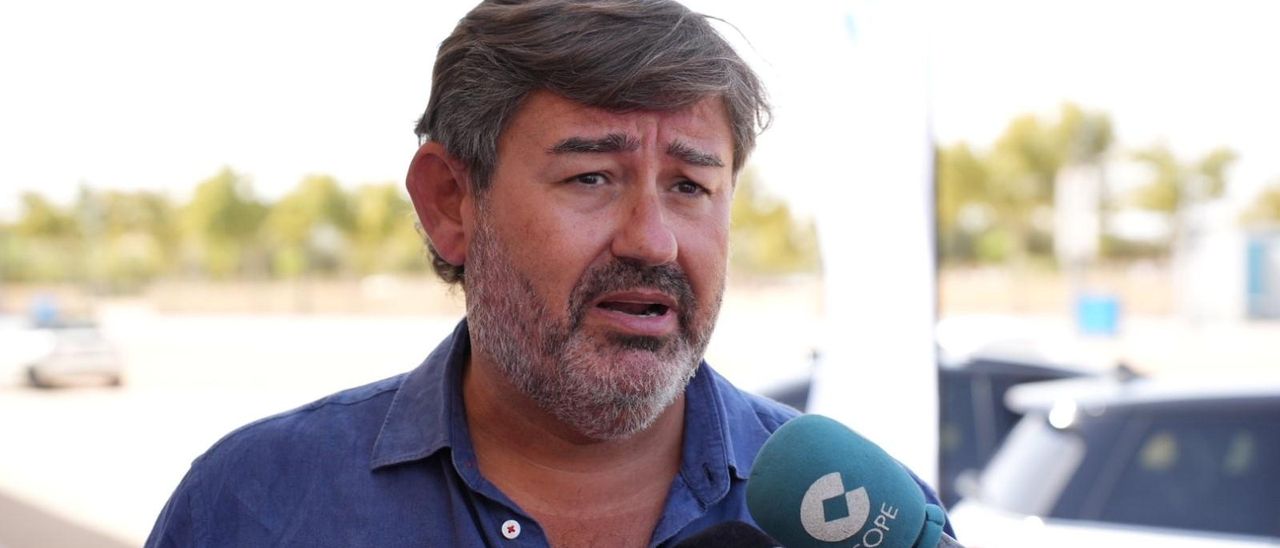 Javier González Calvo, durante el acto de presentación de la nueva flota de vehículos oficiales.