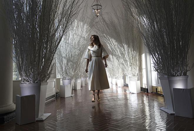 MELANIA TRUMP PASEA CON LOS NUEVOS DECORADOS DE LA CASA BLANCA