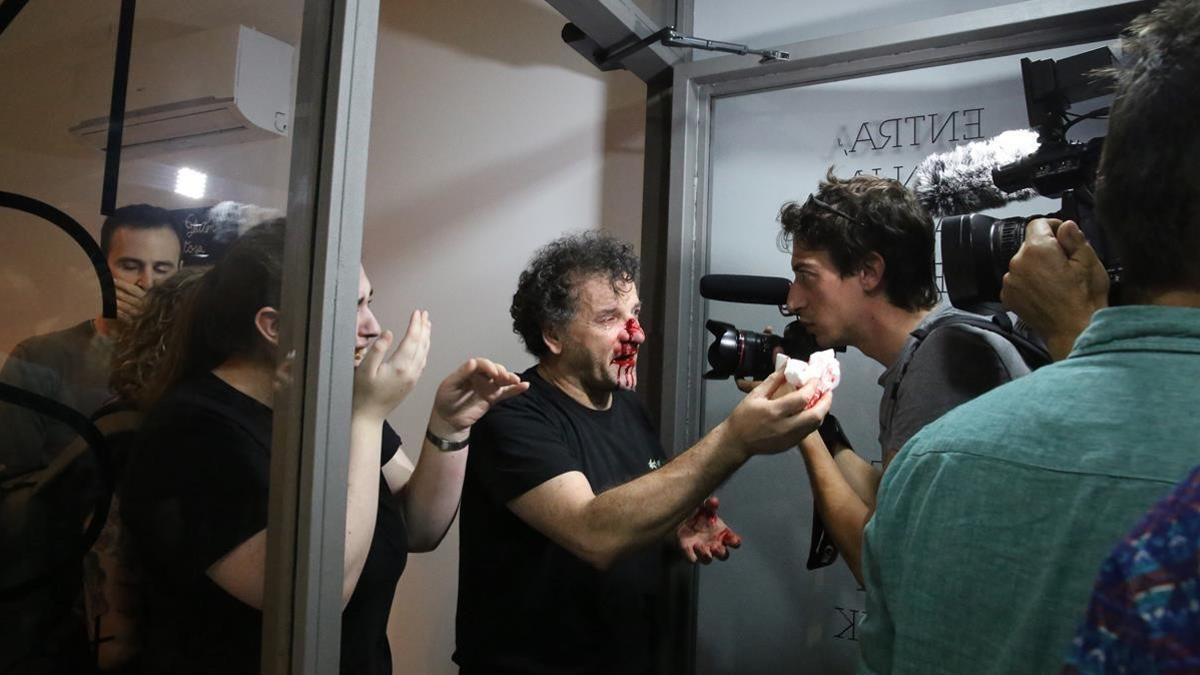 Unionistas agreden a un independentista en la calle Mallorca.