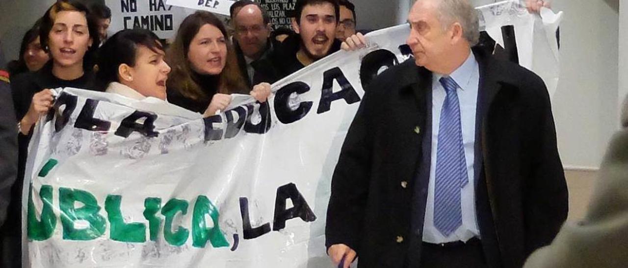 Protesta de alumnos ante el anterior rector, Vicente Gotor.