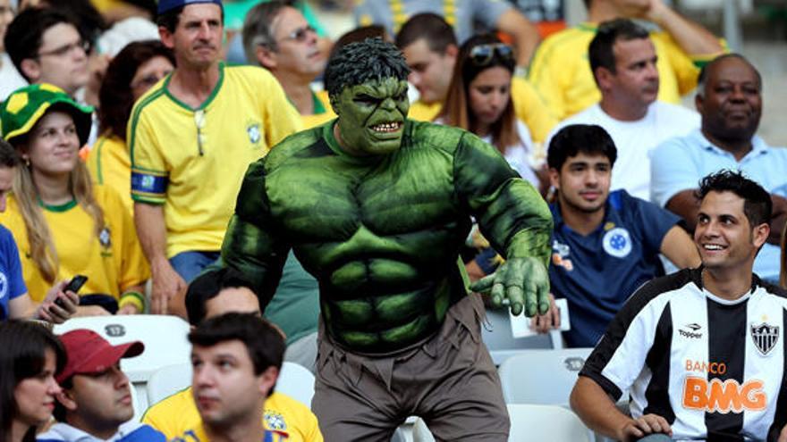 Aficionados brasileños en la grada de Maracaná.