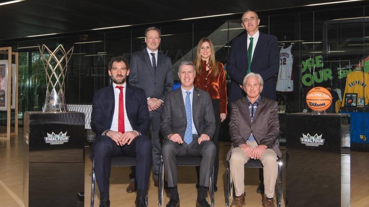 Las autoridades, con el alcalde de Badalona, Xavier Garcia Albiol, al frente, durante la presentación de la Final Four de la Basketball Champions League 2026.