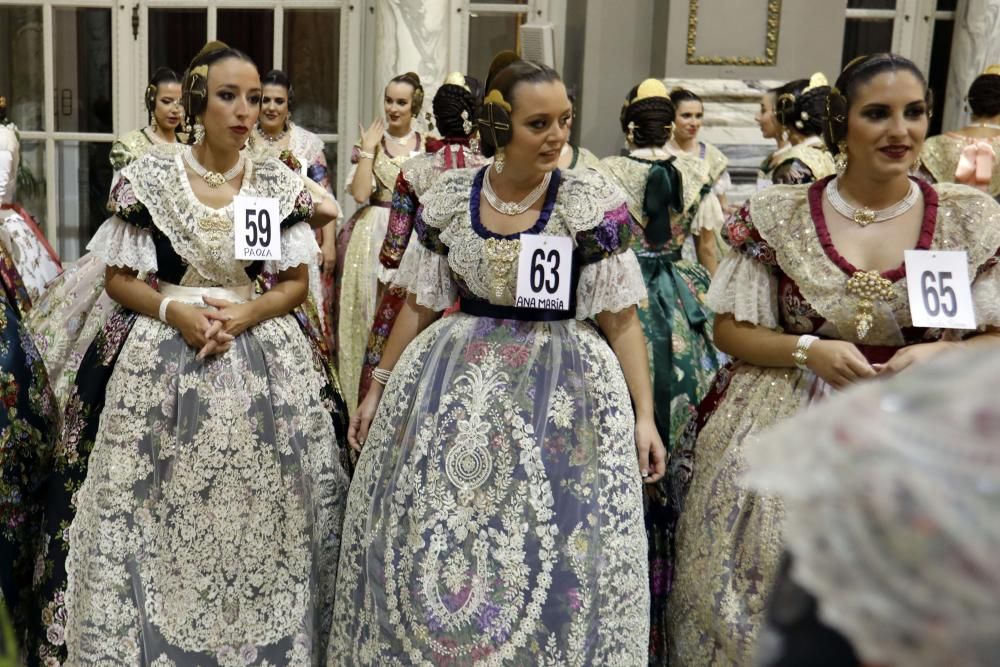 Las aspirantes a fallera mayor conocen el Salón de Cristal