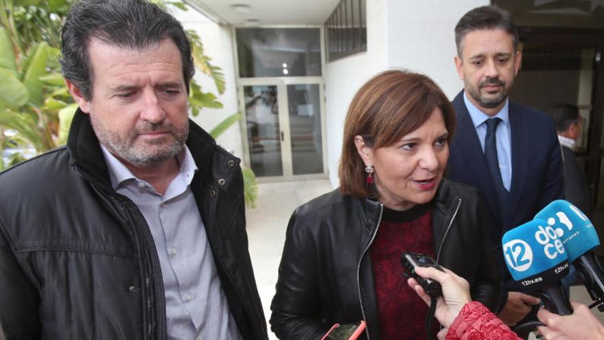 Bonig, ayer, llegando al Colegio de Médicos junto al presidente provincial del PP, José Císcar, y el diputado José Juan Zaplana.