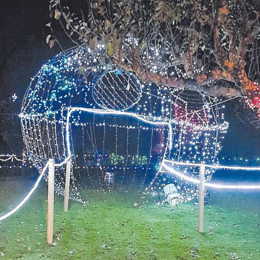 Una aldea coruñesa 'compite' con Vigo en luces de Navidad