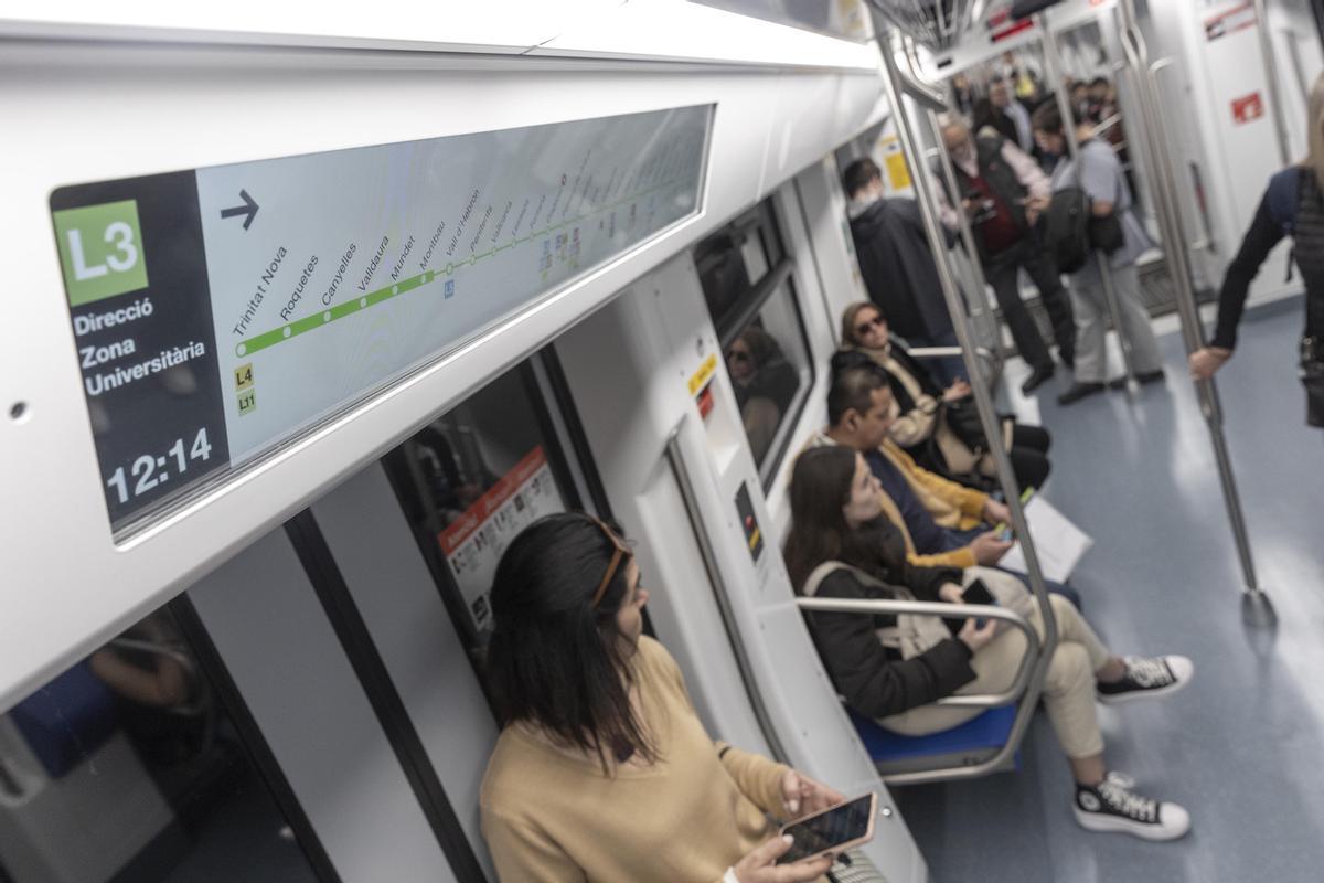 Nuevo tren de la serie 7000 circulando en la Línea 3 del metro de Barcelona.