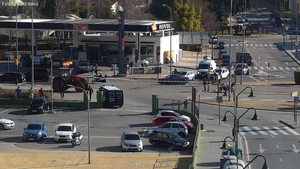 La Policía Local corta la avenida Jacinto Benavente, a la altura de la calle Pedro Miguel Carbonell y la calle Gonoud.