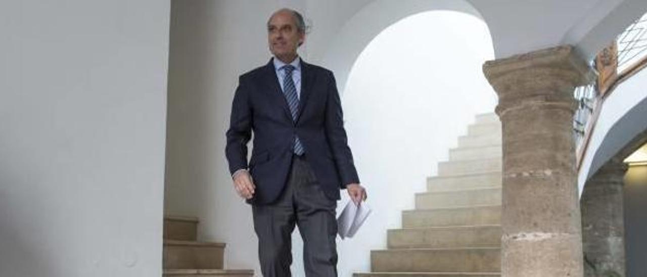 El expresidente de la Generalitat Francisco Camps baja las escalera de la sede del Jurídic.