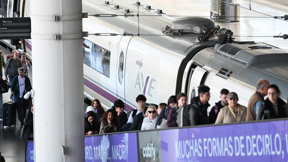 Pasajeros y un tren AVE en las estación de Madrid-Puerta de Atocha