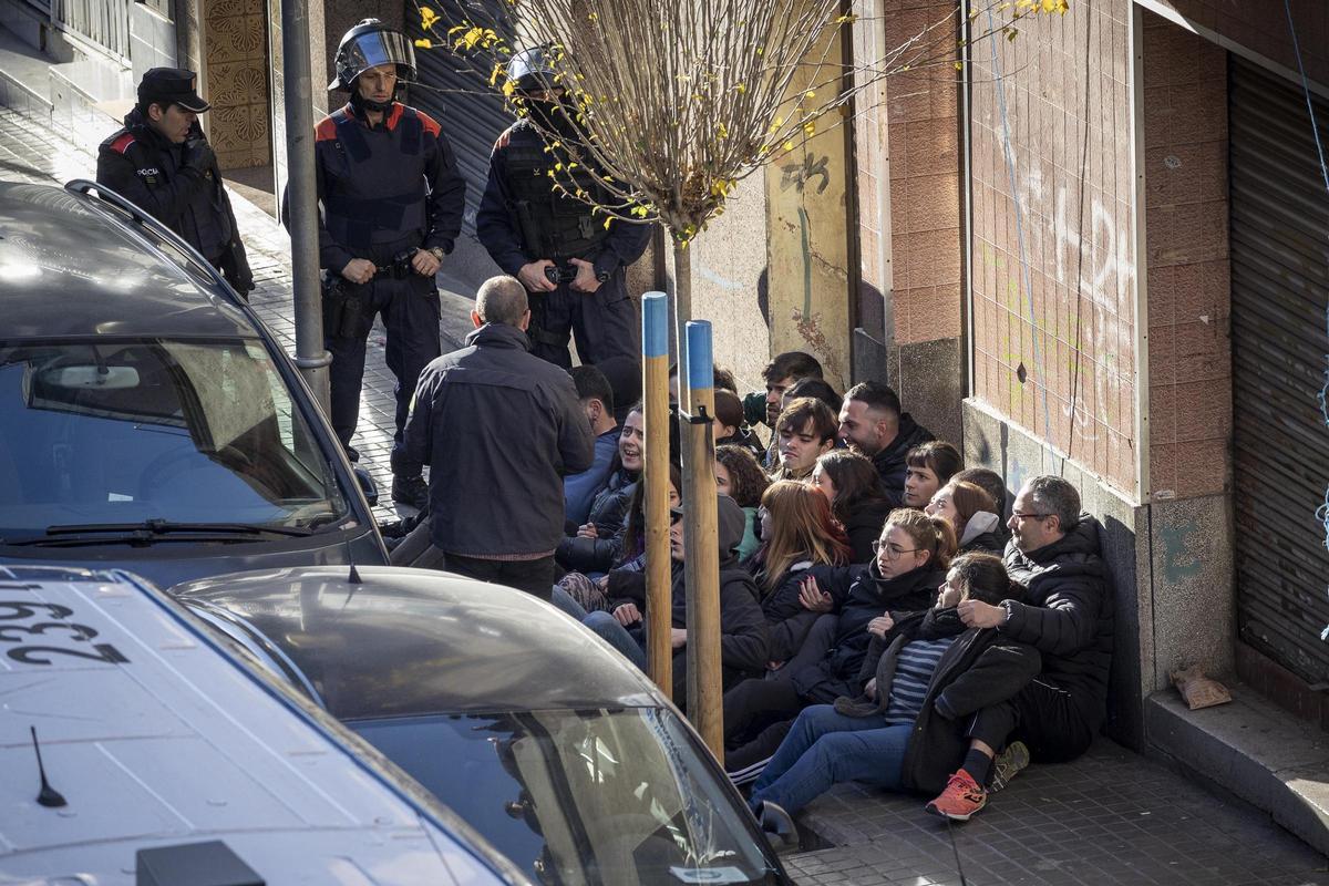 Badalona desaloja un edificio en ruinas en el que viven 8 familias