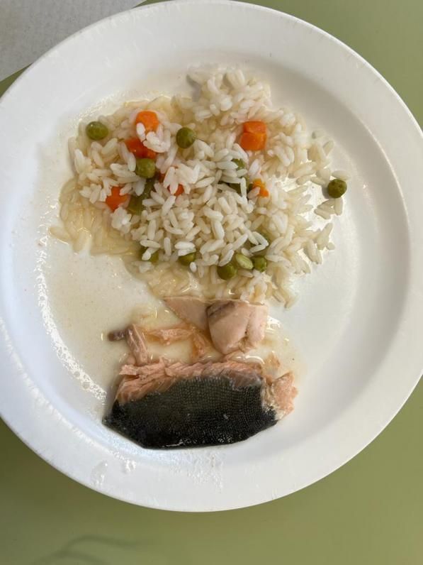 Un plato “escaso” de pescado con arroz. |  FDV