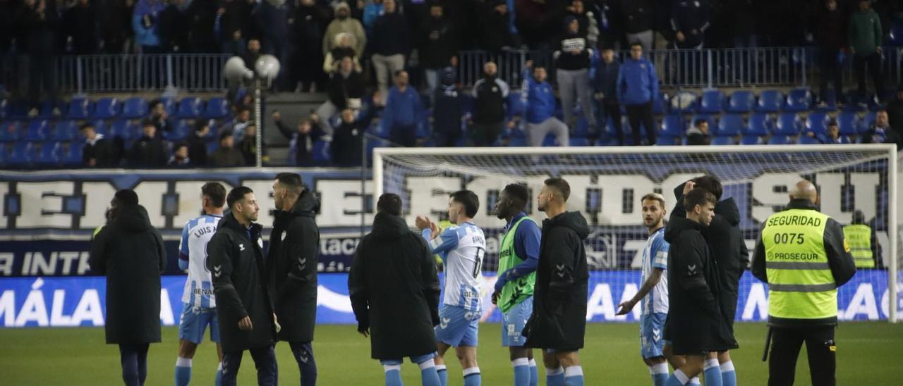 Los blanquiazules, sobre el césped de La Rosaleda, con la afición encendida tras la derrota ante el Real Oviedo.