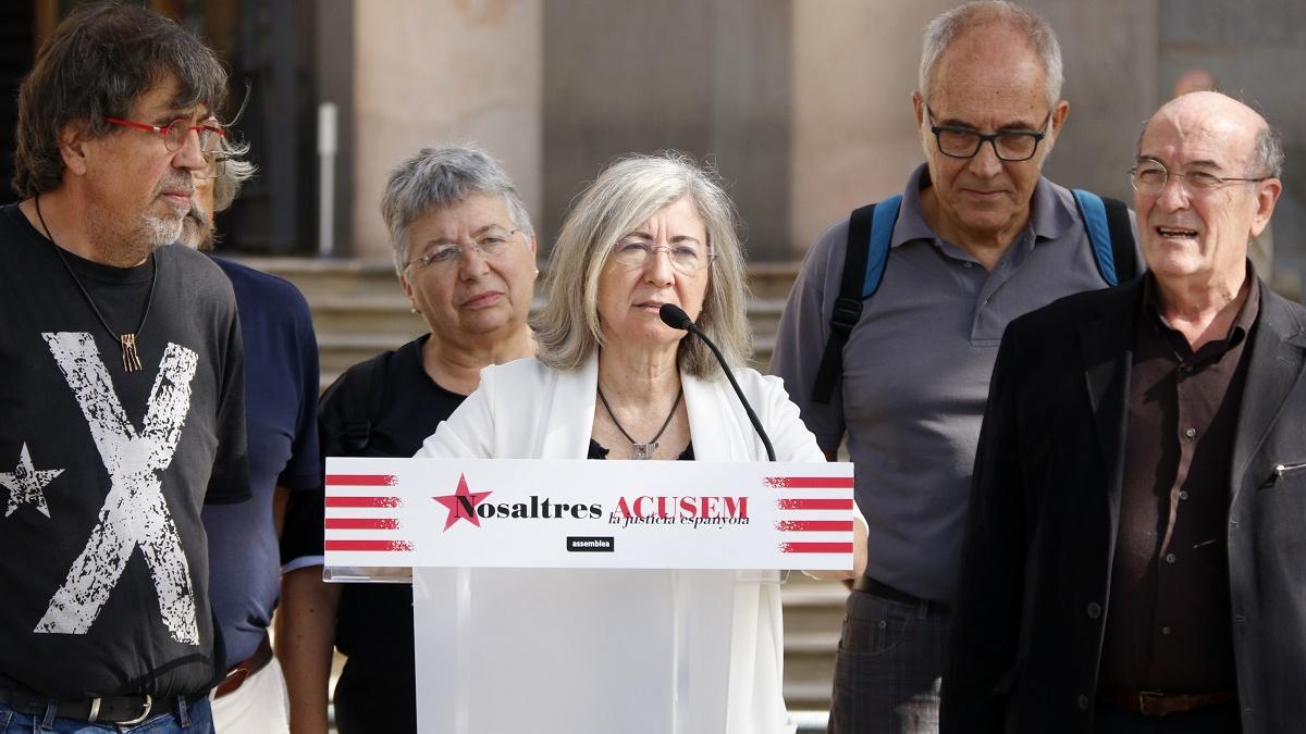 La presidenta de la ANC, Dolors Feliu, y el vicepresidente de la entidad, Jordi Pesarrodona, con miembros del secretariado