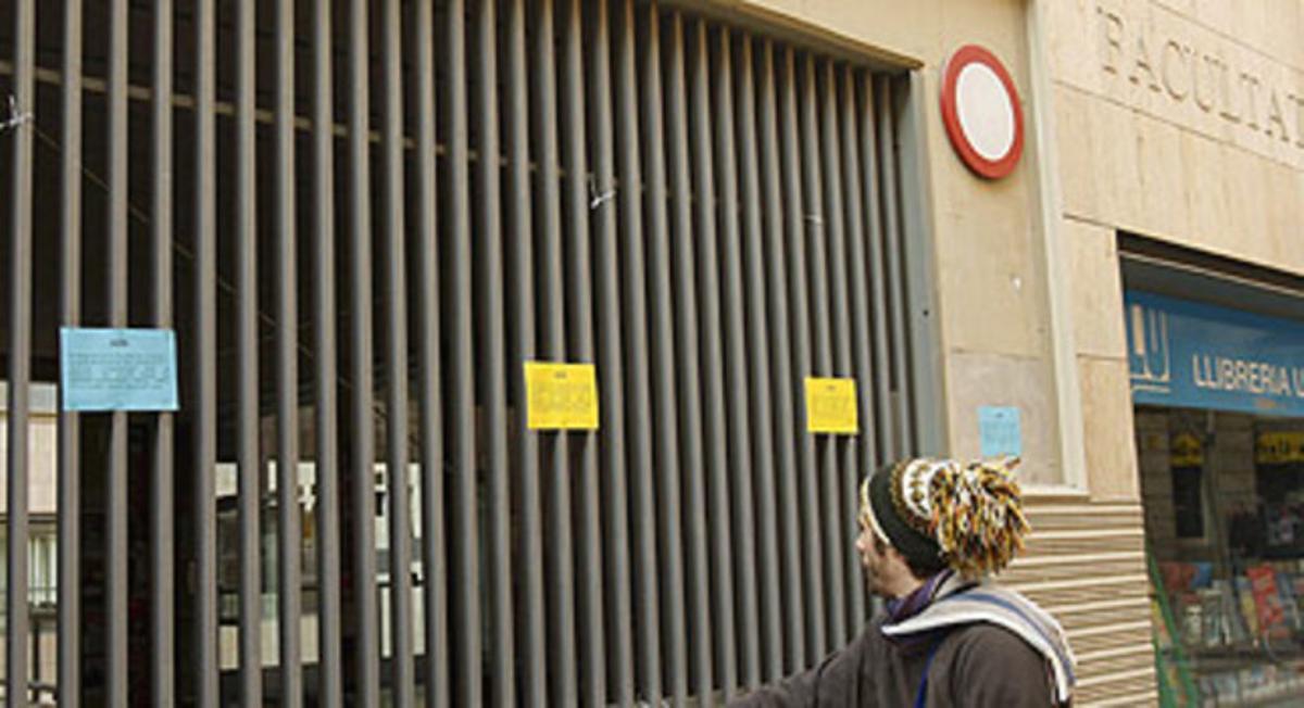 La facultat de Filosofia i Història de Barcelona, avui, tancada per ordre del rector. La facultat de Filosofia i Història de Barcelona, avui, tancada per ordre del rector.