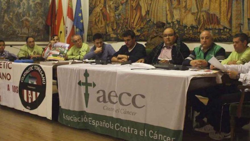 Autoridades locales y responsables del club y de la AECC, durante la presentación del torneo solidario. Foto