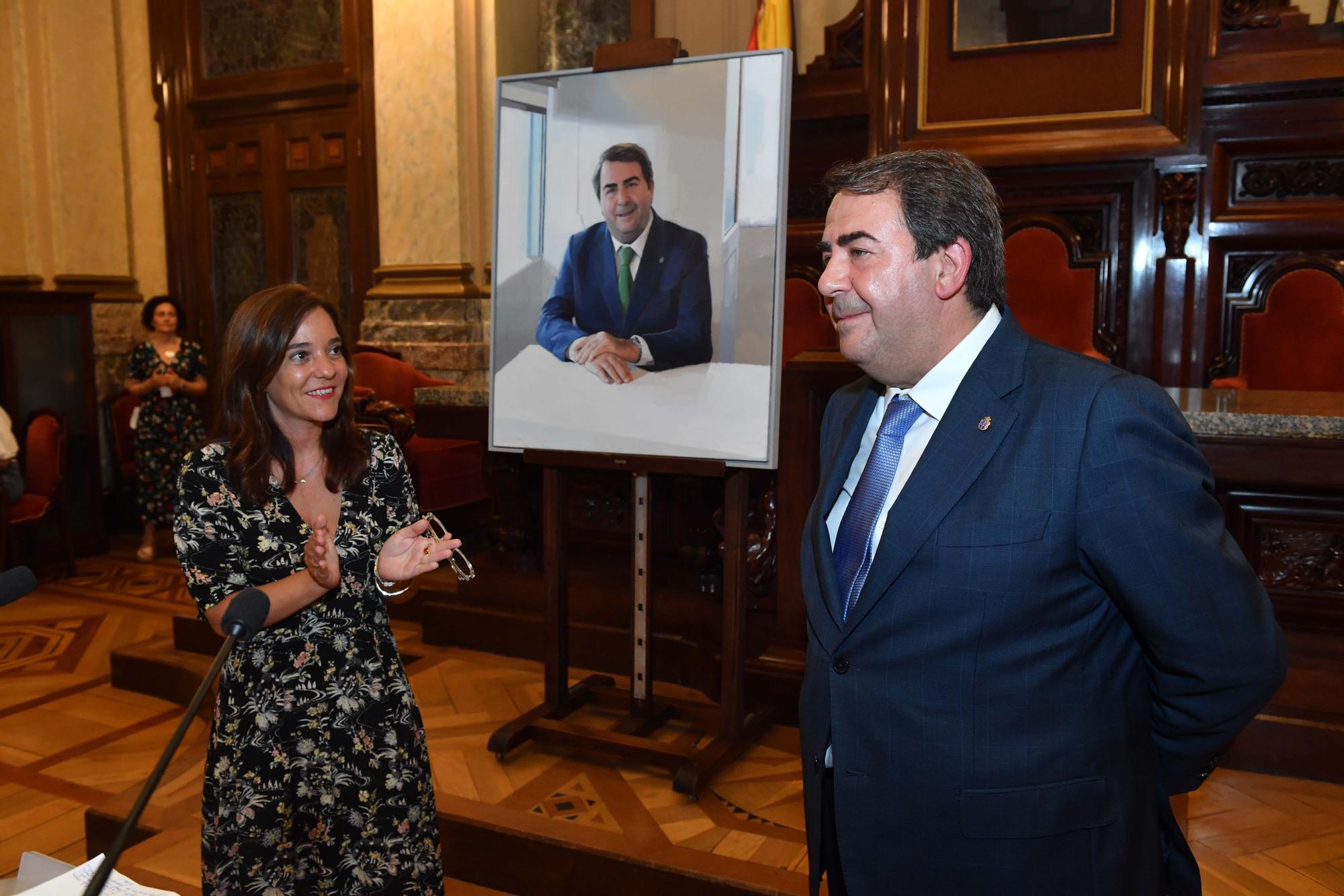 El cuadro de Carlos Negreira se suma a la galería de alcaldes del Concello
