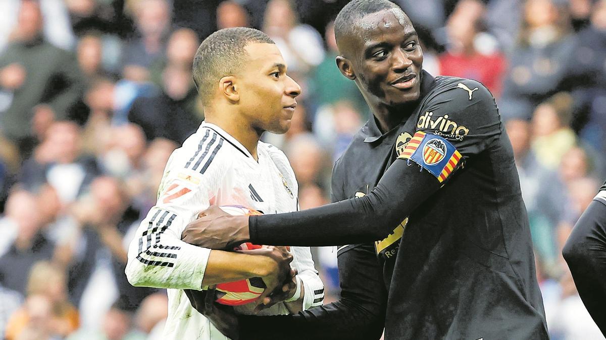 Mouctar Diakhaby y el delantero francés del Real Madrid, Kylian Mbappé, durante el partido de LaLiga entre el Real Madrid y el Valencia disputado en el Bernabéu.