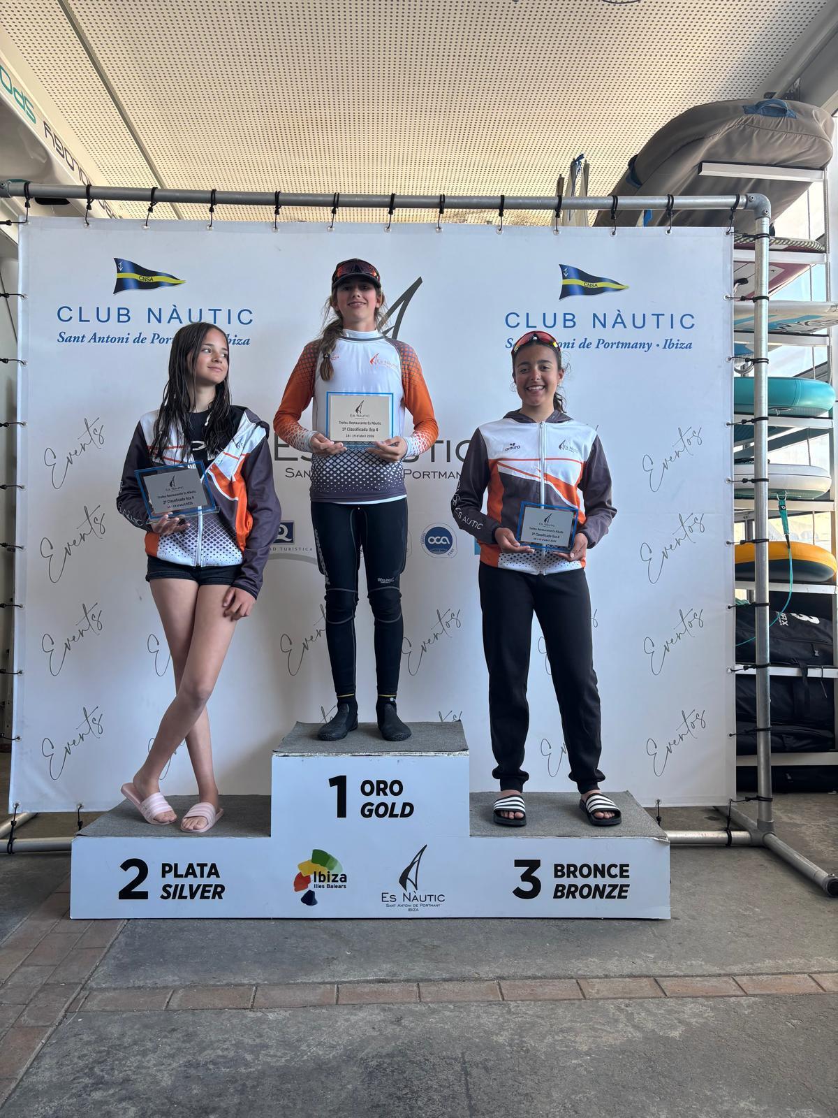 El podio conformado por las tres regatistas del Club Náutico de Sant Antoni: Paula Pina, Sofía Marí y Candela Martín.