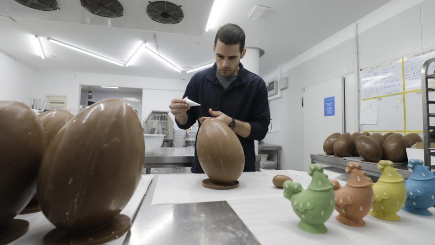 VÍDEO | El pastelero Lluís Pérez y su equipo elaboran estos días centenares de monas de Pascua