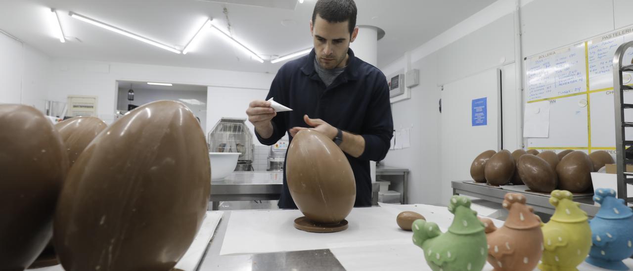 VÍDEO | El pastelero Lluís Pérez y su equipo elaboran estos días centenares de monas de Pascua