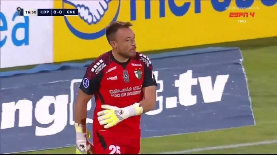 El penalti más surrealista: Sebastián Pérez se lo para tres veces al mismo jugador