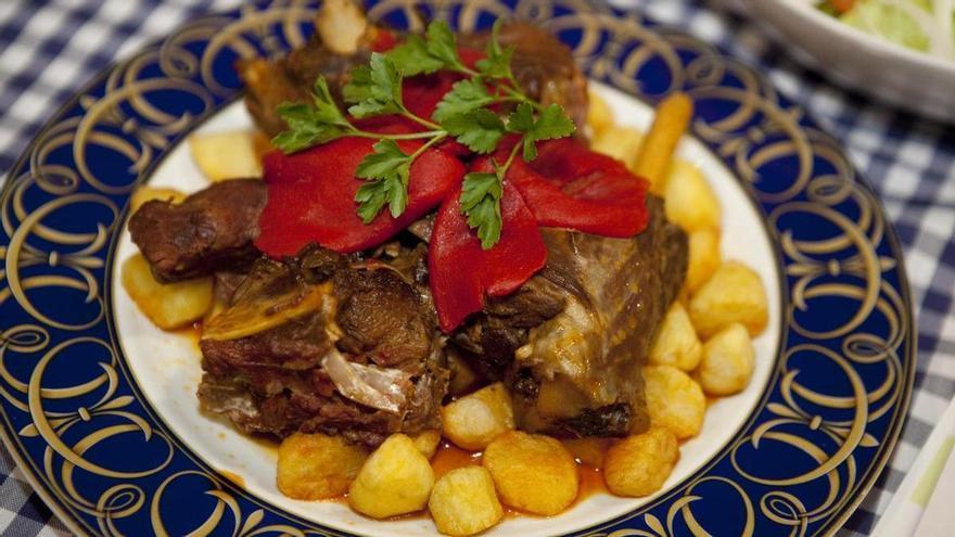 Laviana celebra la fiesta gastronómica del Cabritu con 18 restaurantes y mucha música, con "Tekila" y "Waykas"