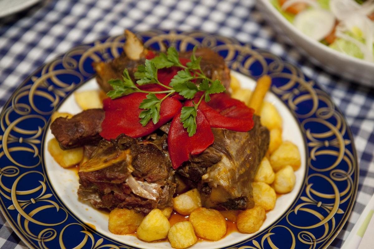 Un plato de cabritu con patatinos, durante las jornadas gastronómicas de Laviana.