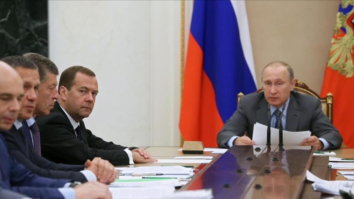 Putin y el primer ministro ruso Medvedev, en la reunión del pasado viernes en la que crearon una comisión independiente antidopaje en Rusia