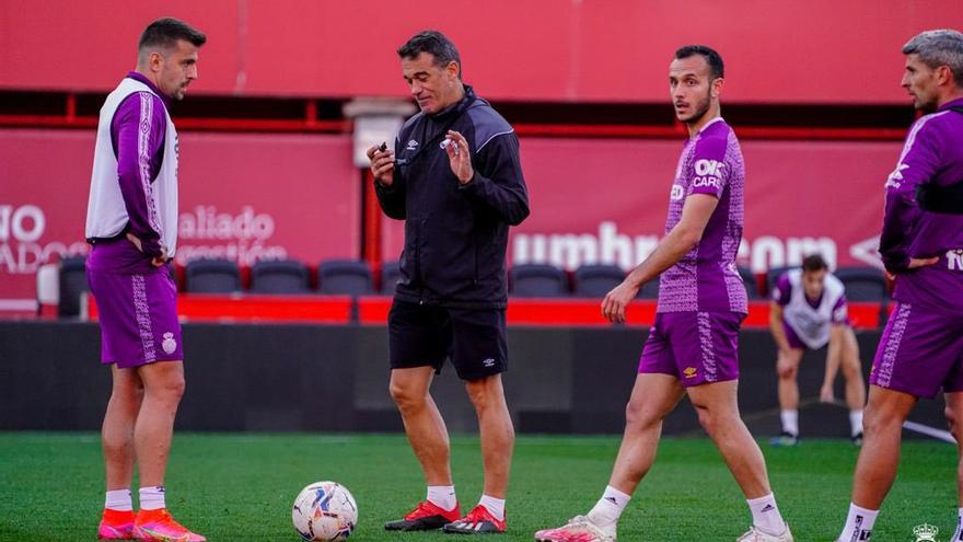 Luis García Plaza, junto a Trajkovski y Joan Sastre en un entrenamiento en Son Moix.