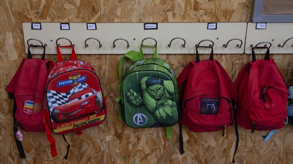 Mochilas colgadas en el pasillo de una escuela en Barcelona.