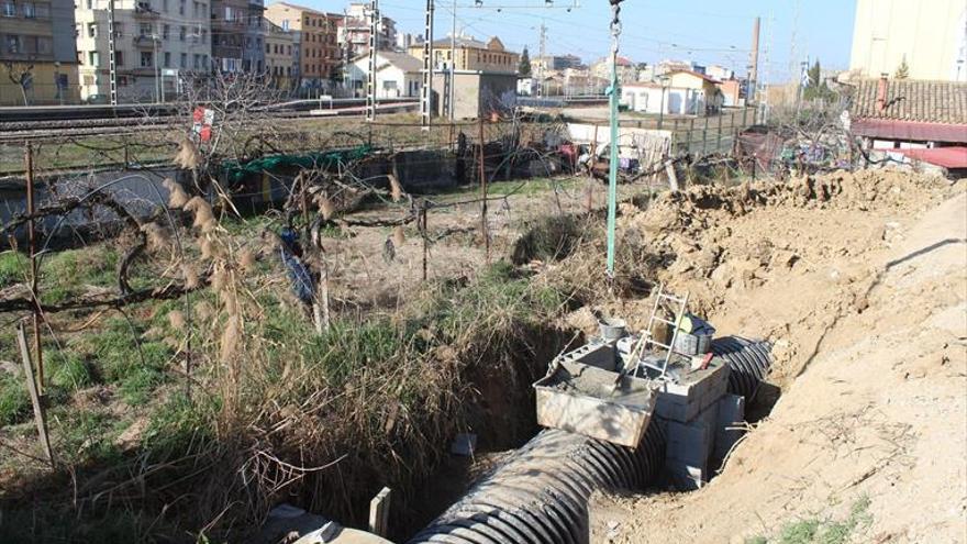 Entubado un tramo de la acequia de Paúles