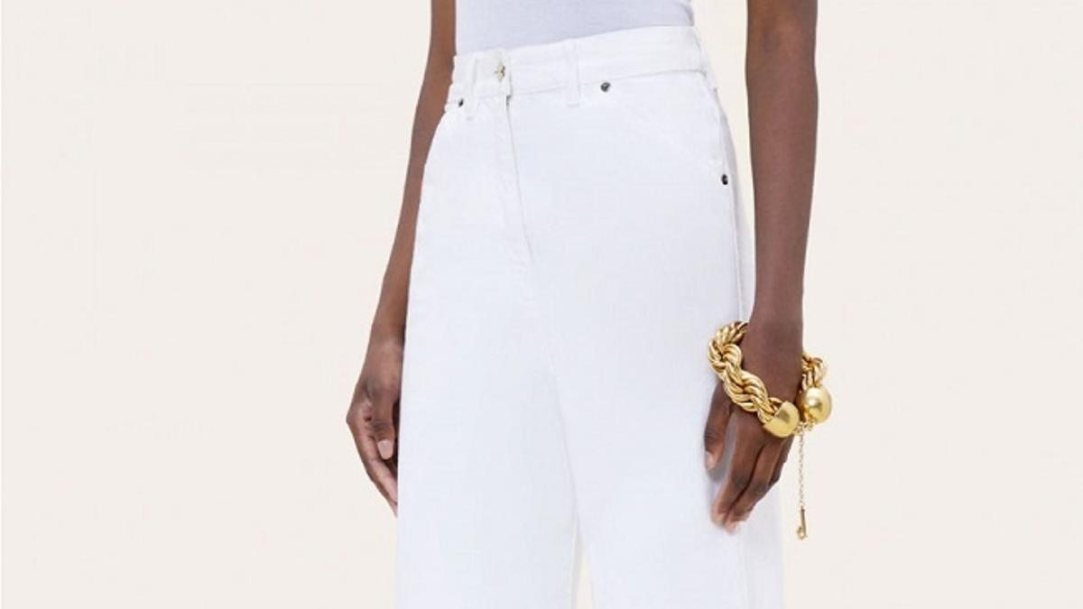 Apúntate al estilo Jacquemus con esta selección de pantalones blancos anchos de la temporada