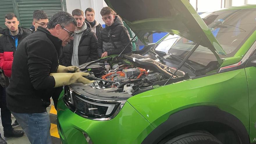 Coches eléctricos para los talleres formativos de Los Salesianos