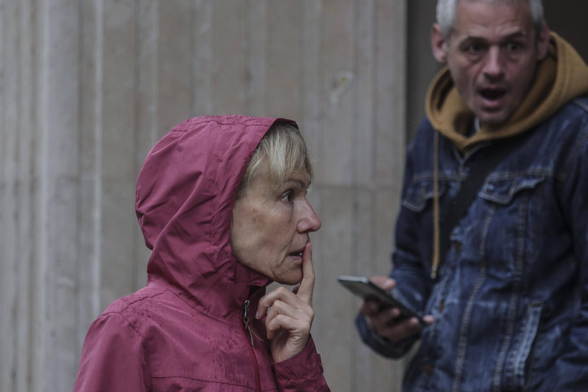 En imágenes: Conmoción en el ovetense barrio de La Ería por la muerte de dos gemelas de 12 años