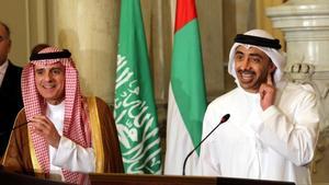 Los ministros de Exteriores de Arabia Saudí y de los Emiratos, tras la reunión en El Cairo sobre el bloqueo a Qatar.