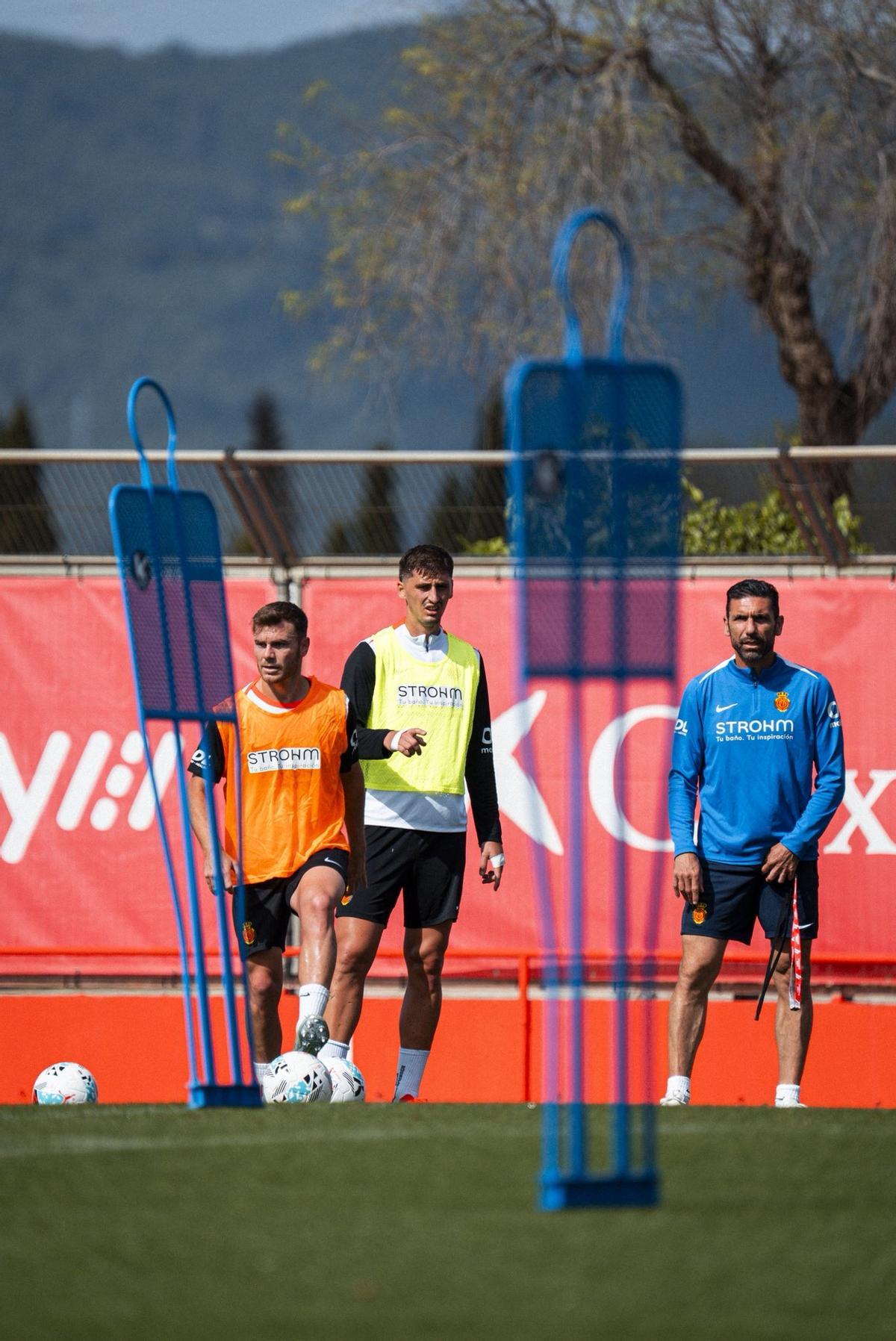 Raimondi, junto a Kumbulla y Lato.