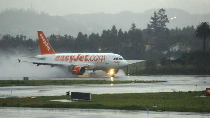 Avión de Easyjet aterrizando en Alvedro, en el primer vuelo que operó en 2007. / fran martínez