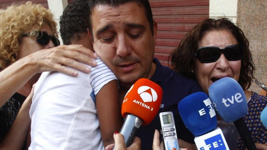 Alberto Bordes, la madre Noelia Estornell, y el pequeño Joan.