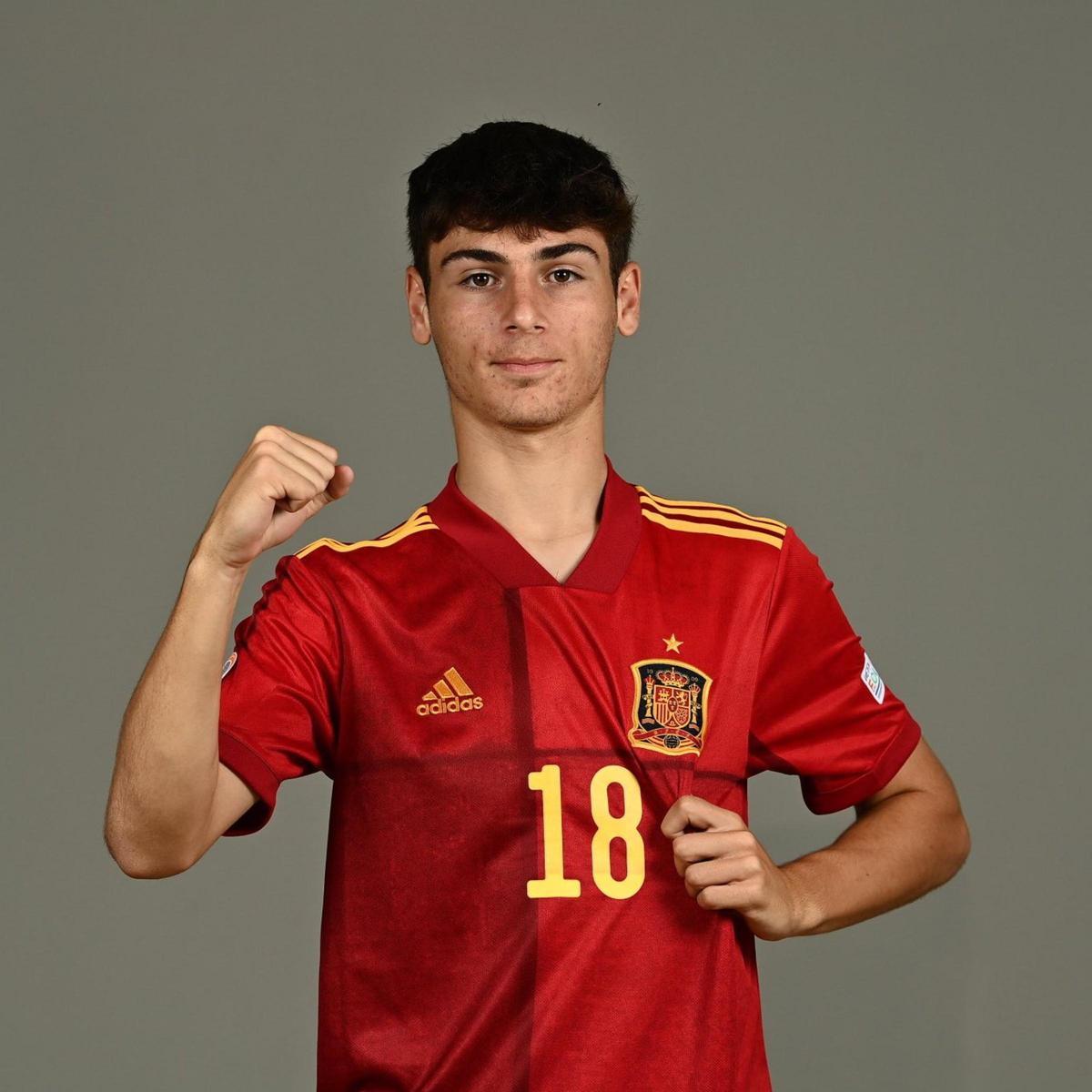 El canterano del Elche con la camiseta de la selección española sub'19 en su anterior convocatoria