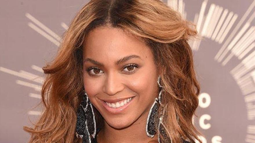 Beyonce posa a su llegada a los Premios MTV