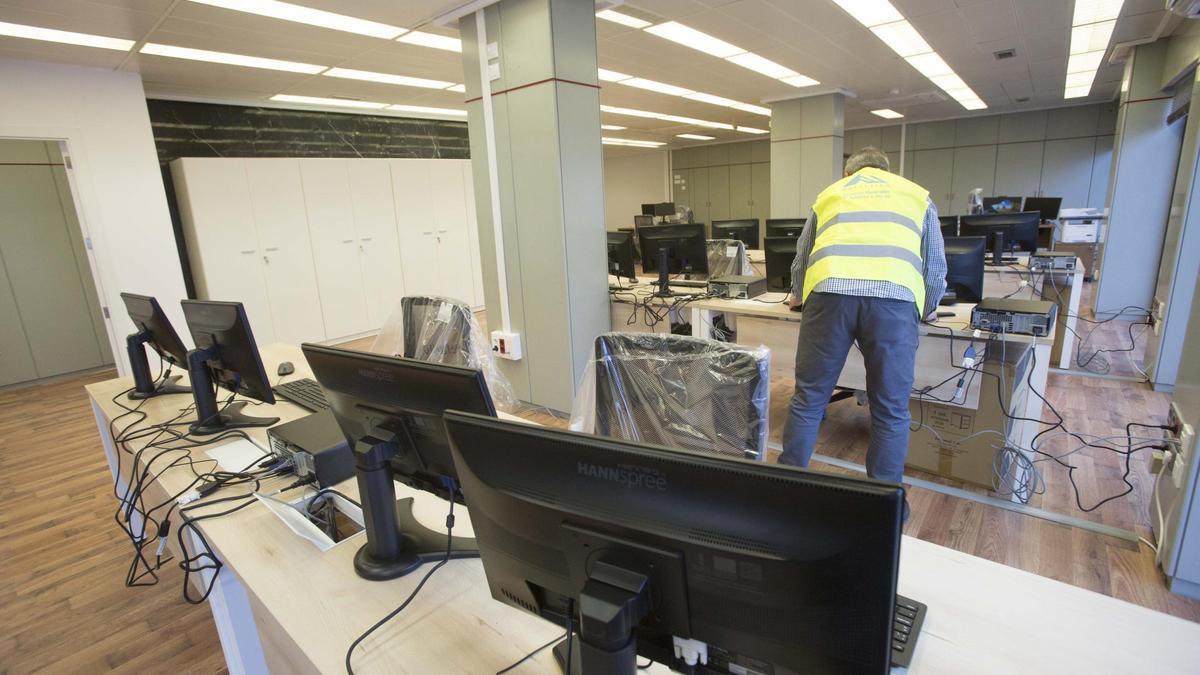 Imagen de archivo de la instalación de ordenadores en uno de los juzgados de lo Mercantil de Alicante antes de su puesta en marcha.