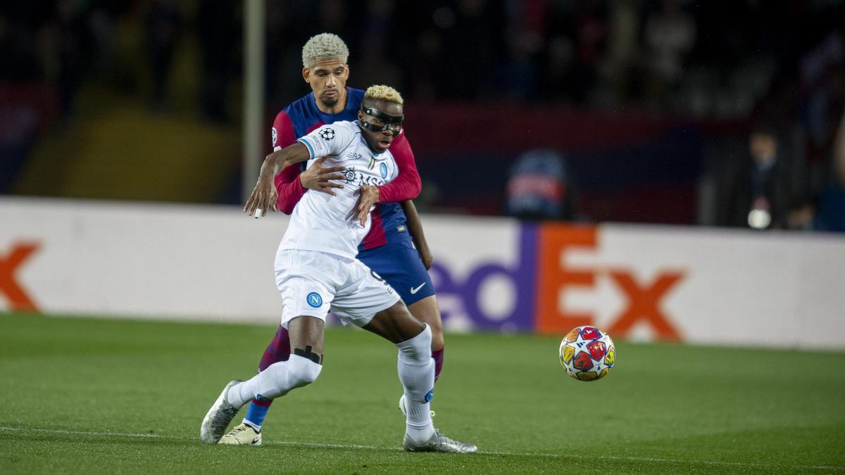 Araujo marcando de cerca a Osimhen durante el partido de vuelta de los octavos de final de la Champions entre Barça y Nápoles en Montjuïc.